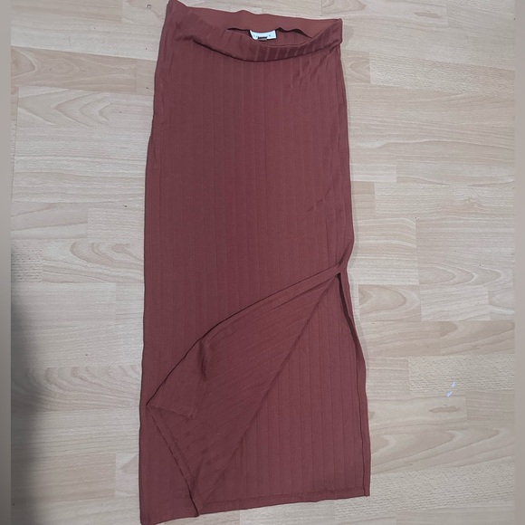 Topshop maxi skirt in a size 6 in the color rust - Picture 1 of 2